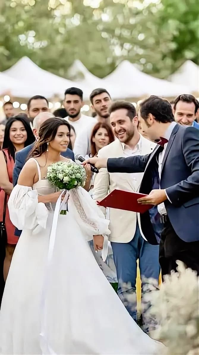 Հարսանեկան արարողության ուրախ պահը